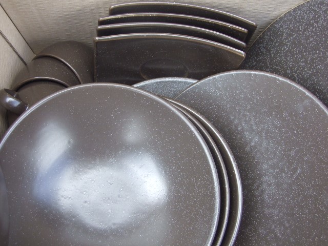 QUANTITY OF MODERN FRENCH DESIGNER TABLE WARE TO INCLUDE A LARGE FRUIT BOWL - Image 3 of 3