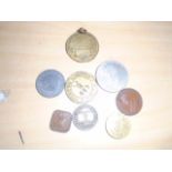 COLLECTION OF MILITARY TOKENS TO INCLUDE ROYAL ARTILLERY ALDERSHOT AND A 1922 FRANC TOKEN, A VICKERS