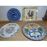 4 DECOATIVE PLATES TO INCLUDE HAND PAINTED FRENCH DRAGONS PLATE, PORTUGUESE COCKEREL ETC