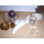 MIXED LOT TO INCLUDE DECORATED EGG ORNAMENTS, GLOBE ETC