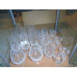ASSORTED CRYSTAL GLASSES TO INCLUDE BRANDY BALLOONS