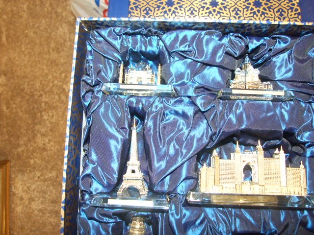 Cut Glass Cased Set of Iconic Buildings - Image 2 of 6