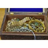 Costume jewellery to include chain necklaces brooches, and earrings etc in a wooden cigarette box