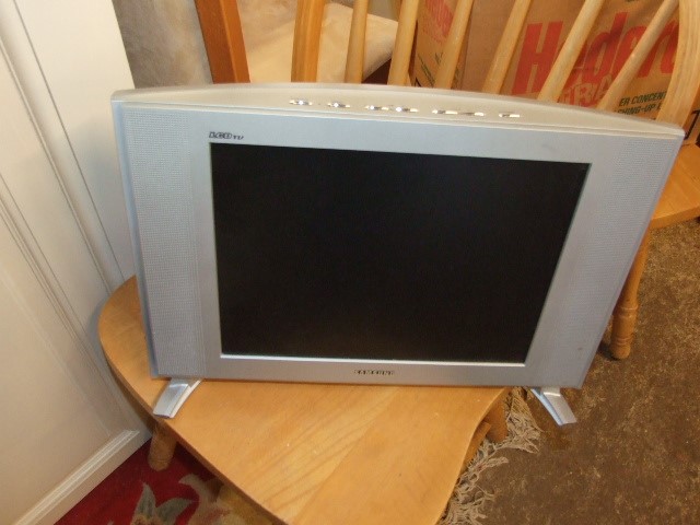 Samsung 15 " LCD TV ( no remote or leads )