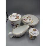 5 pieces of Evesham ware,