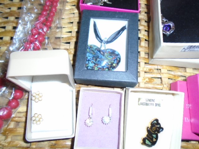 ASSORTED COSTUME JEWELLERY MANY PIECES BOXED - Image 2 of 3