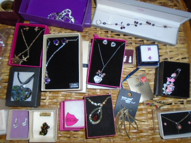 ASSORTED COSTUME JEWELLERY MANY PIECES BOXED