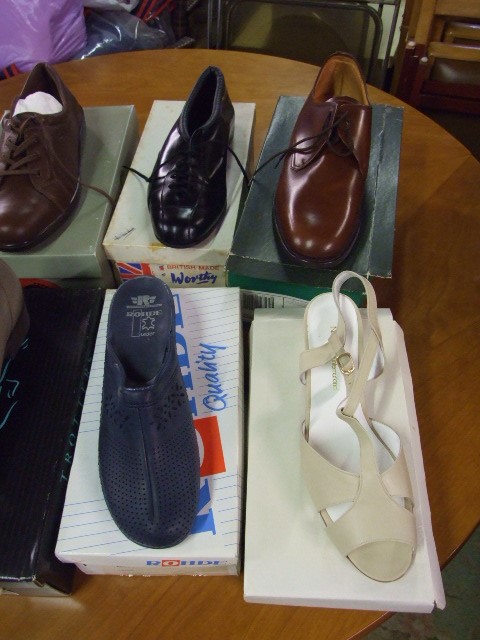 8 Assorted Pairs of Footwear 9 / 10 / 42 ( mostly new some lightly worn ) - Image 3 of 3