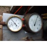 2 Pressure Gauges