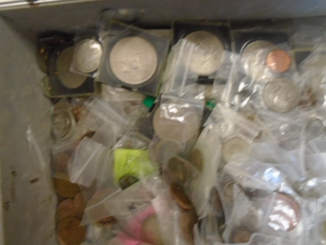 Suit case with mostly mixed modern British Coins inc Farthings 3ds 1ds 1/2d etc.... - Image 2 of 4