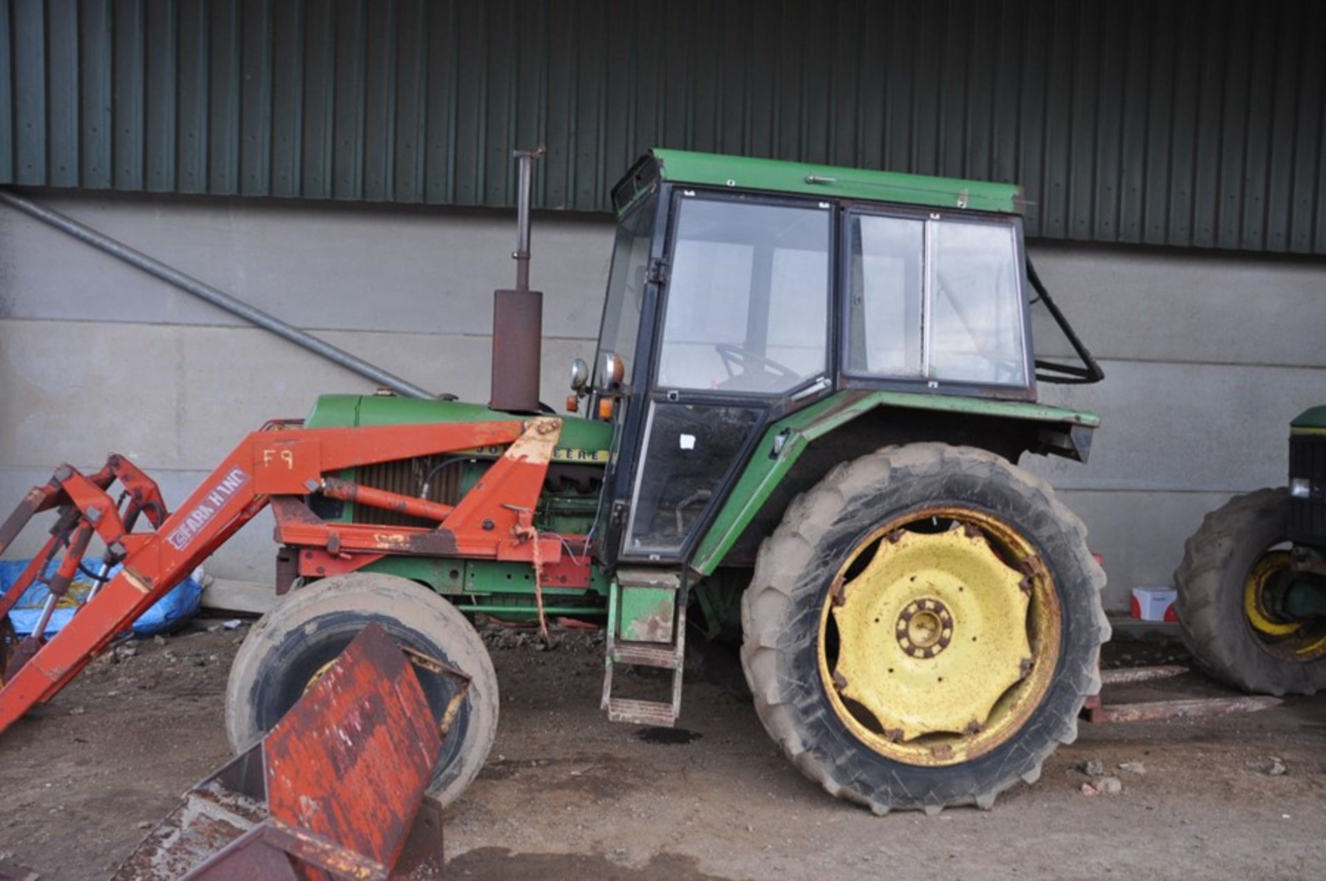 John Deere 2130 (vintage:1976) with farmhand front end loader 5704hrs, including bag lifter; bale - Image 3 of 5