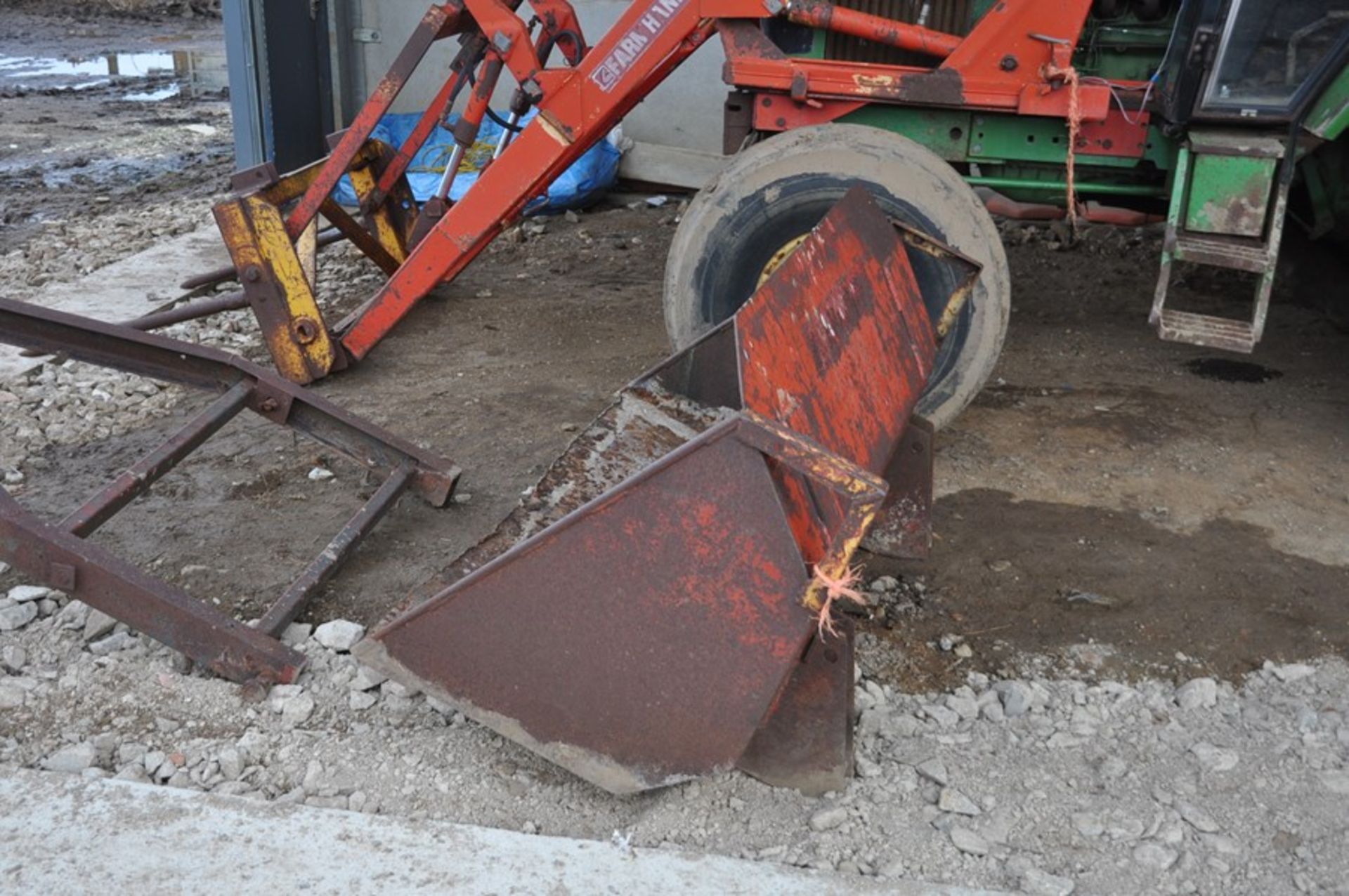 John Deere 2130 (vintage:1976) with farmhand front end loader 5704hrs, including bag lifter; bale - Image 5 of 5