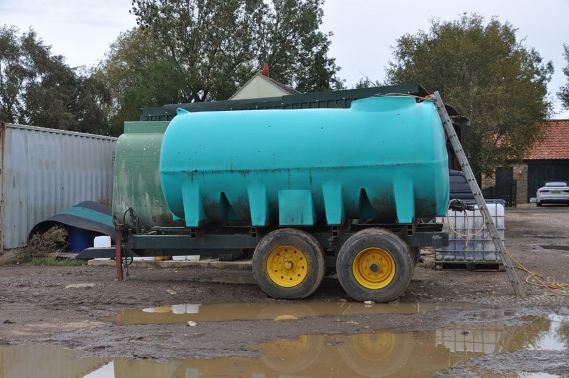 10,000 litre water bowser with super single wheels, lights & brakes