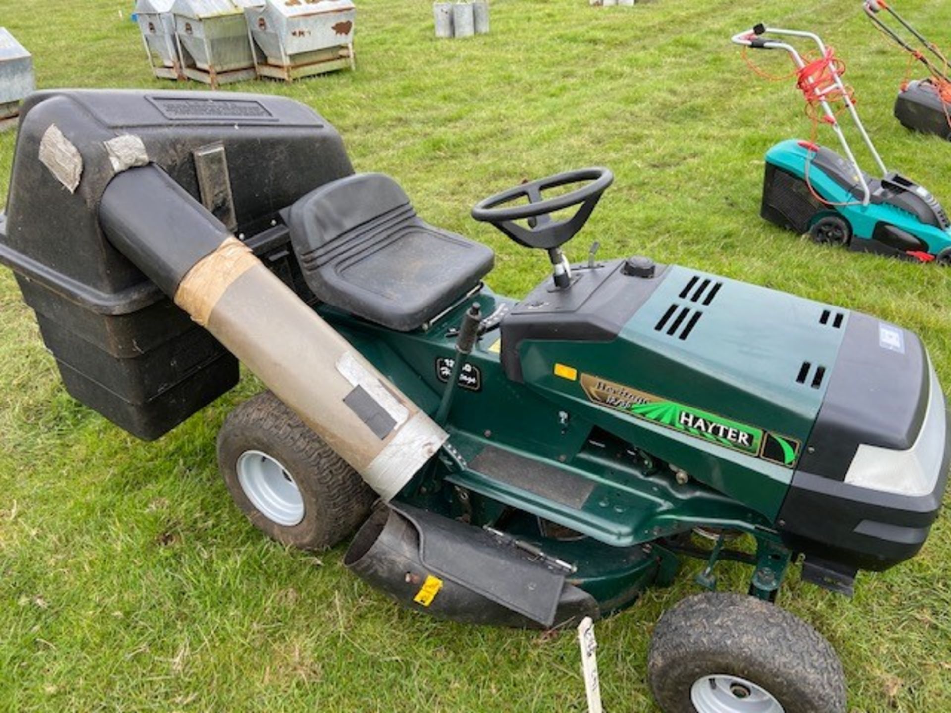 Hayter 12/30 Heritage ride-on lawn mower, needs new battery but otherwise in good working order with - Image 2 of 3