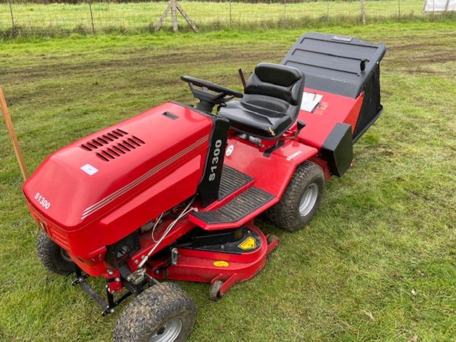 Ransome S1300 ride-on lawn mower, runs and cuts well with grass collector box - Image 2 of 2