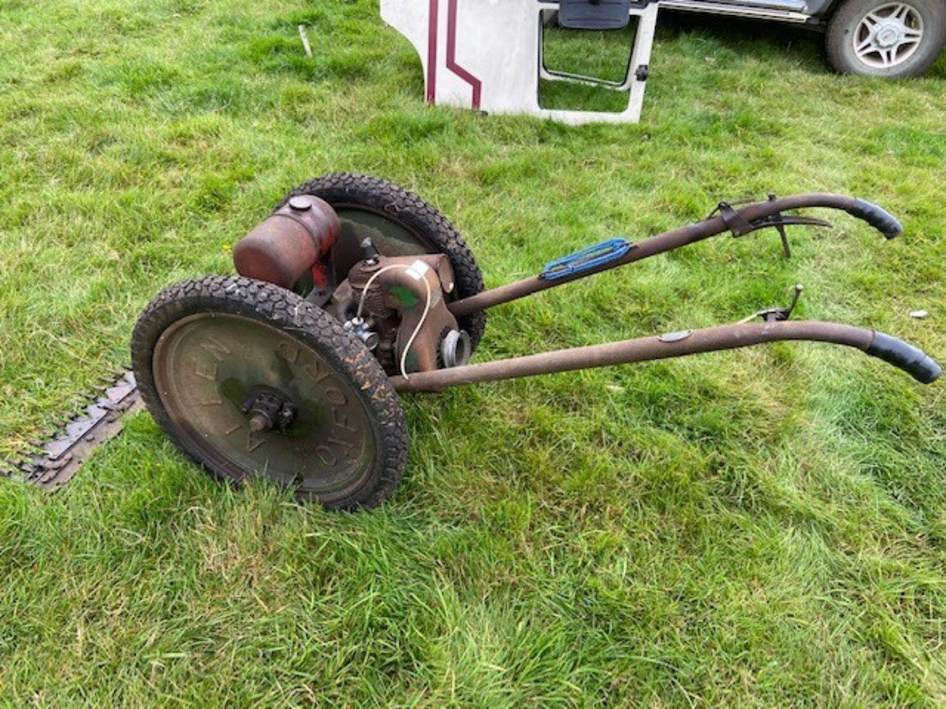 Vintage Allen Oxford scythe in oily rag working order. 2 stroke Villiers engine. new cutting blades, - Image 3 of 3