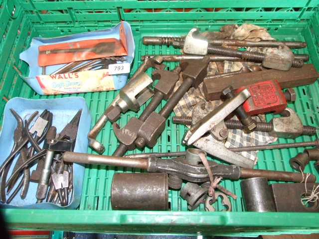 Crate of Assorted Workshop tools etc ( crate not included ) - Image 2 of 8