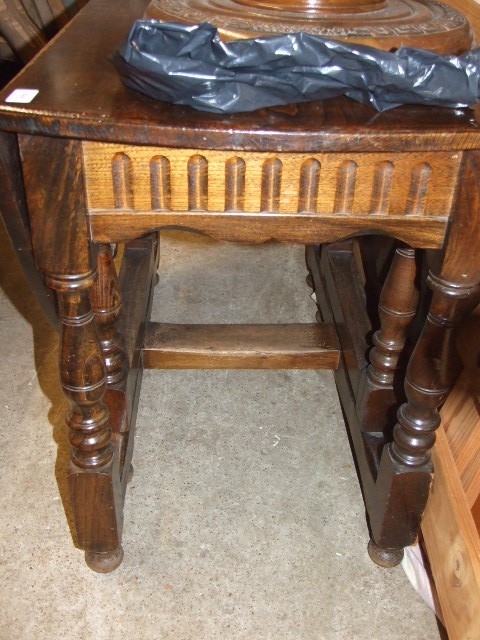 Heavy Oak Gateleg Table 41 1/2 inches wide 20 1/2 closed 29 tall - Image 3 of 3