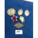 Brooches etc to incl Coalport