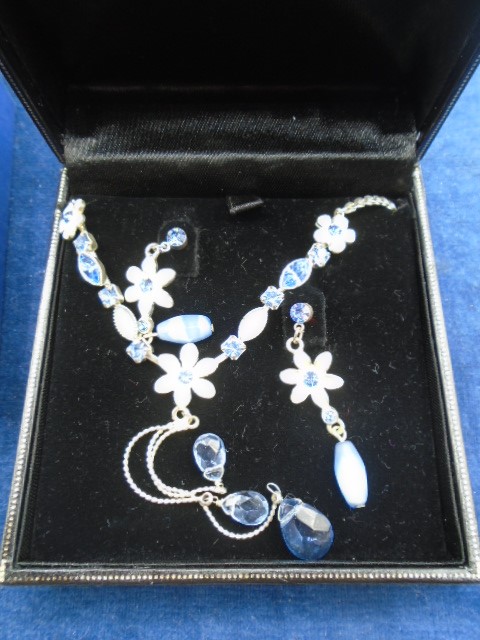 2 jewellery sets with necklace and matching earrings plus one one other necklace - Image 2 of 2