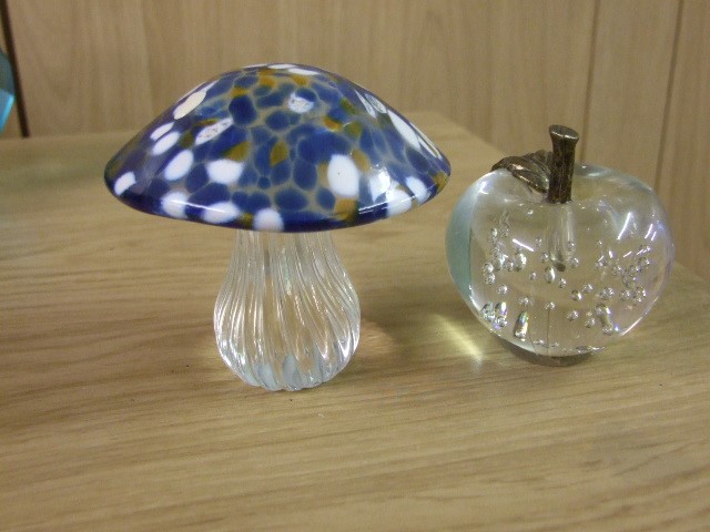 Barleylands Toadstool Paperweight ( small chip on base ) and Apple Paperweight - Image 2 of 3