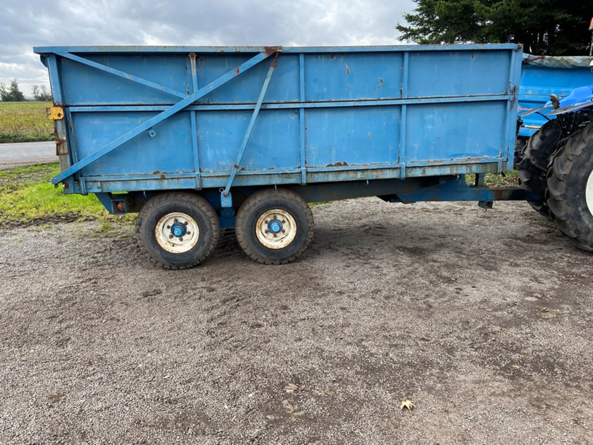 twin axle corn trailer with automatic tailgate