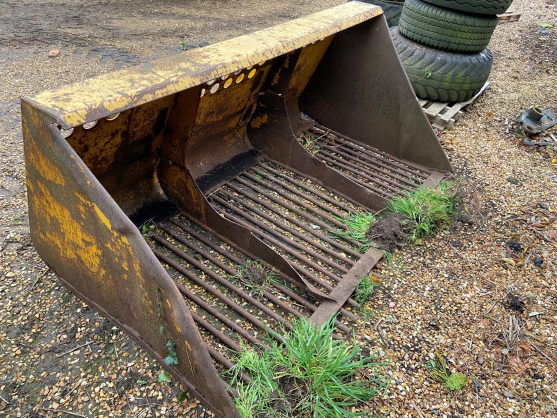 Beet basket with JCB fittings - Image 2 of 2