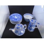Collection of blue and white china to incl Noritake Howo teapot and coffee pot (a/f) plus 10 Royal