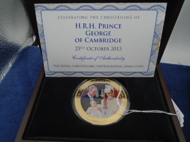Collection of coins commemorating Prince George's milestones - Birth Photographic 65mm coin, 24 - Image 3 of 5