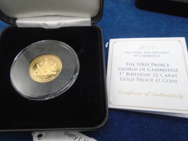 Collection of coins commemorating Prince George's milestones - Birth Photographic 65mm coin, 24 - Image 4 of 5