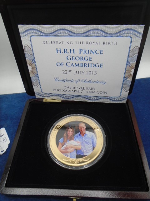 Collection of coins commemorating Prince George's milestones - Birth Photographic 65mm coin, 24 - Image 2 of 5