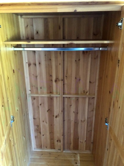 Modern Pine 3 door wardrobe - Image 4 of 4