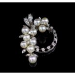 Diamond and pearl set 14ct white gold pendant /