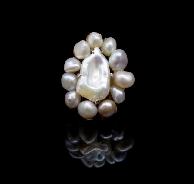 A good keshi pearl and 14ct yellow gold ring