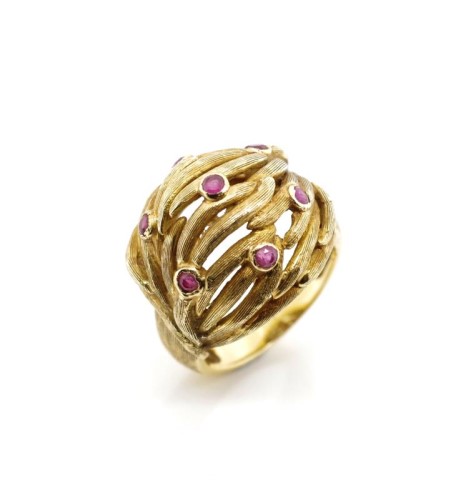 Ruby and 18ct yellow gold ring