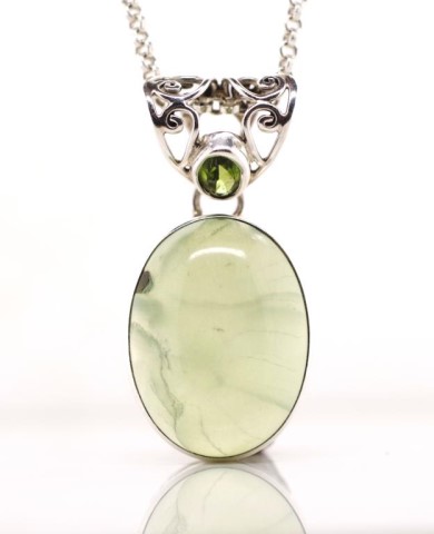 Green gemstone and silver pendant and chain - Image 2 of 3