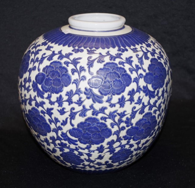 Large Chinese blue & white vase - Image 3 of 4