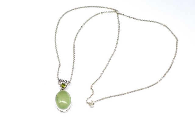 Green gemstone and silver pendant and chain - Image 3 of 3