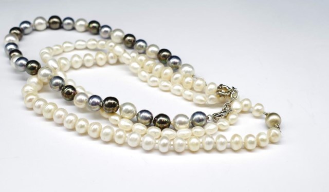 Three single strand cultured pearl necklaces - Image 3 of 3