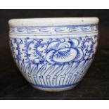 Chinese Qing dynasty blue and white jardiniere