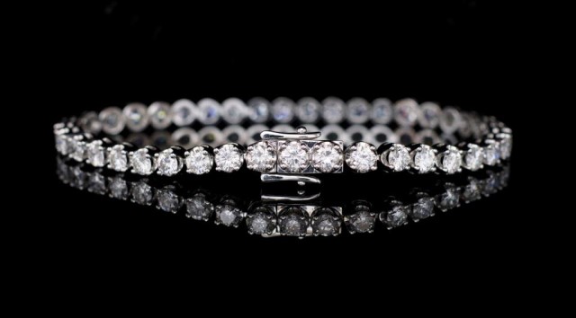 6.45ct diamond and 18ct white gold tennis bracelet - Image 2 of 7