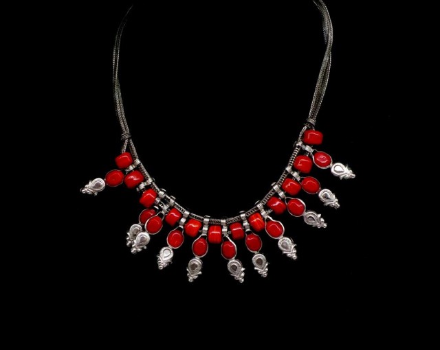 Seven costume jewellery necklaces - Image 5 of 5