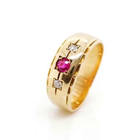 Diamond and ruby set yellow gold ring