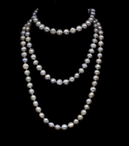 Rope length pearl necklace