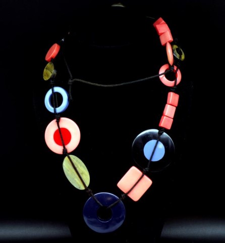 Seven costume jewellery necklaces - Image 3 of 5