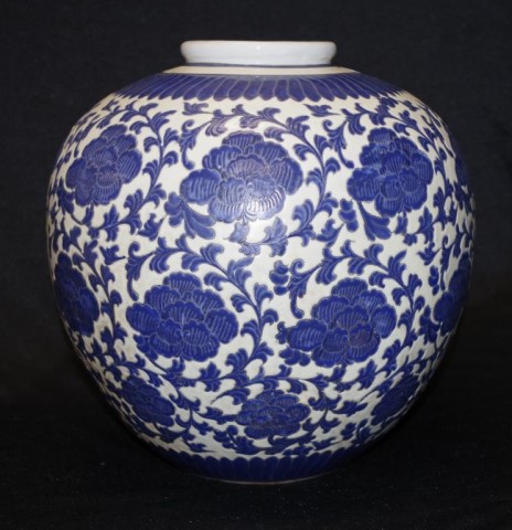 Large Chinese blue & white vase - Image 4 of 4