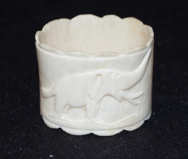 Early Indian carved ivory elephant napkin ring - Image 2 of 2