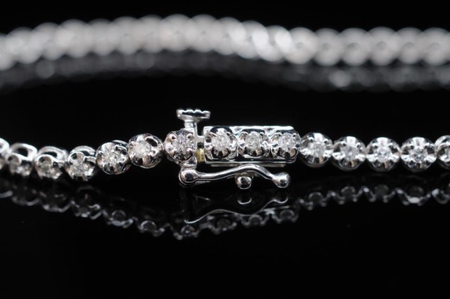 1.00ct diamond set 9ct white gold line bracelet - Image 2 of 4