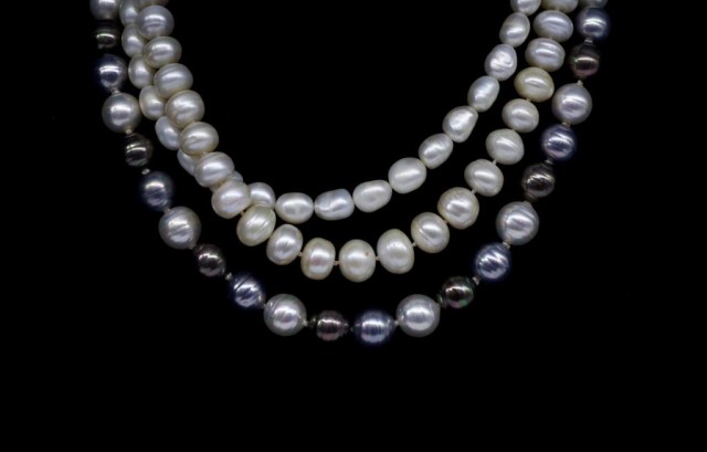 Three single strand cultured pearl necklaces - Image 2 of 3