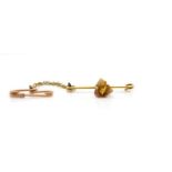 Rough gold-quartz set yellow gold bar brooch